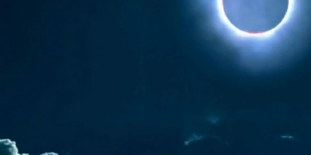 Νέα Σελήνη και ολική έκλειψη Ηλίου στον Τοξότη στις 4 Δεκεμβρίου | Πώς επηρεάζονται τα ζώδια;