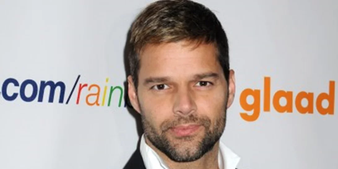 Θαυμάστρια του Ricky Martin έδωσε... 64.000 δολάρια για ένα φιλί από εκείνον