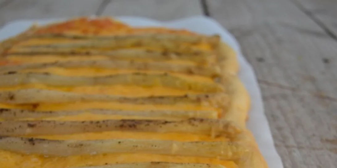 Συνταγή για αλμυρή τάρτα με τσένταρ και σπαράγγια