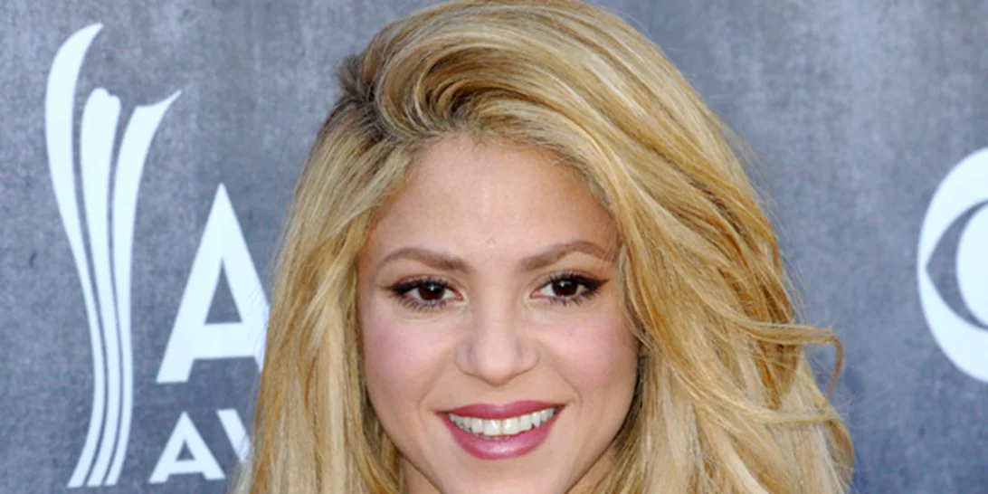 Η Shakira ποζάρει φορώντας ένα μοβ bikini που σχεδίασε μόνη της