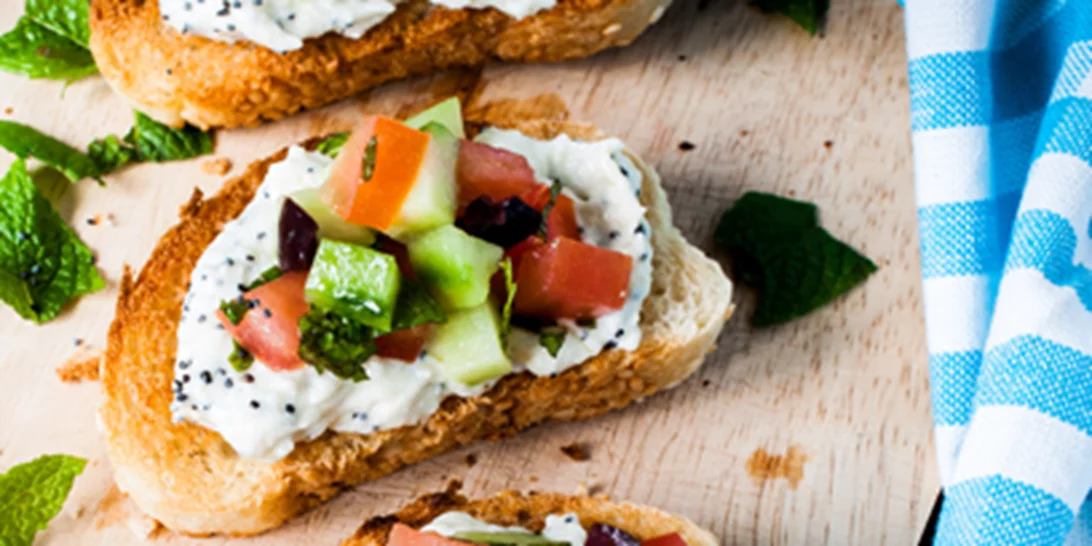 Μπρουσκέτες με χωριάτικη σαλάτα για γρήγορο καλοκαιρινό φαγητό