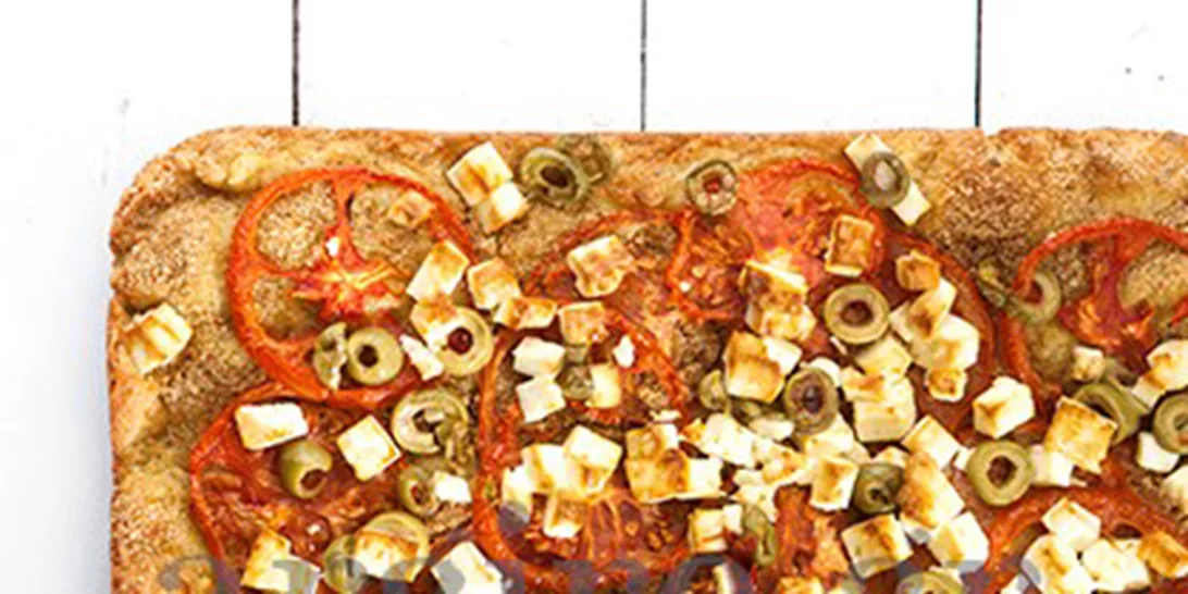 Ντοματόπιτα με φύλλο από τυρί και μυρωδικά