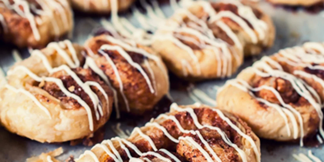 Πώς θα φτιάξεις πανεύκολα γλυκά σφολιατίνια με κανέλα ή πραλίνα ή κομματάκια σοκολάτας