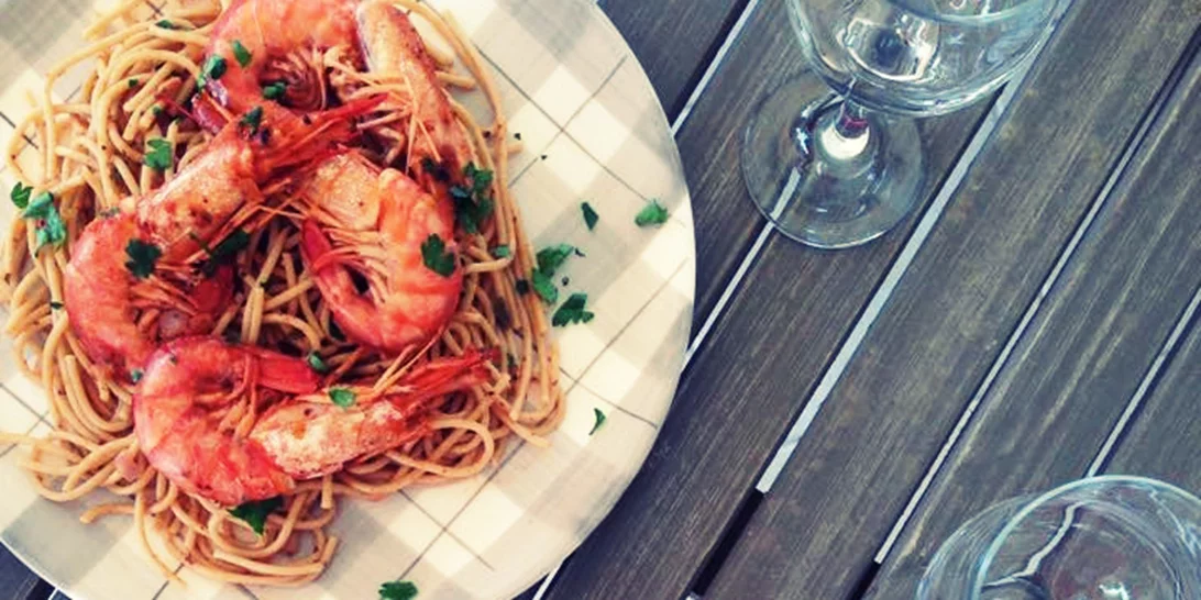 Εύκολη συνταγή για γαριδομακαρονάδα, γρήγορη και νηστίσιμη