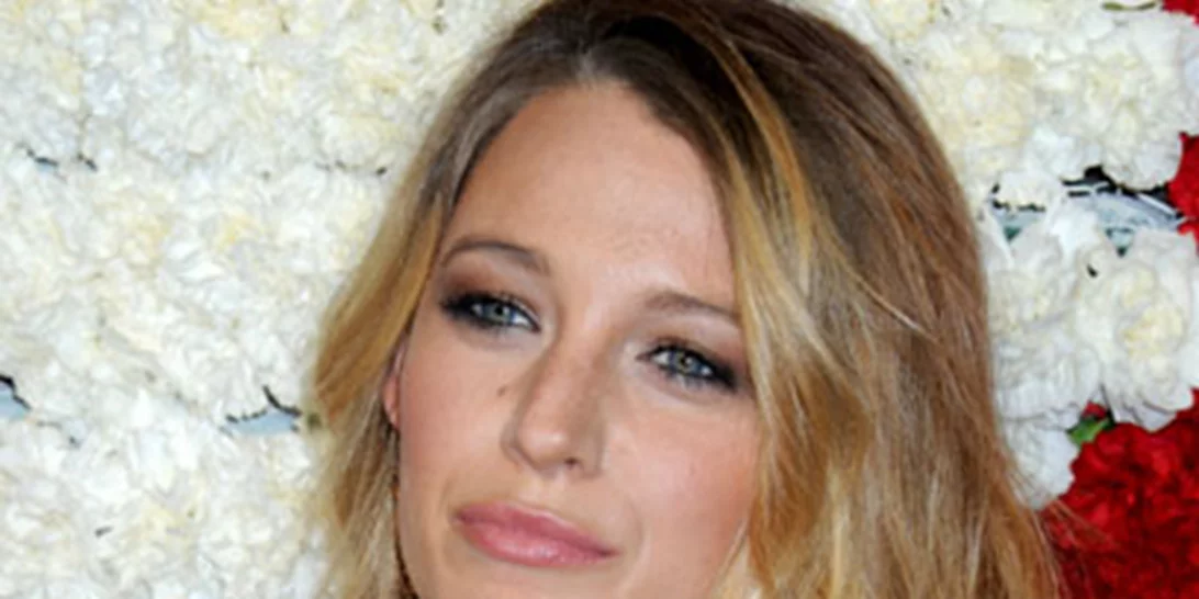 Blake Lively: Μας δείχνει τη φουσκωμένη της κοιλίτσα στην παραλία