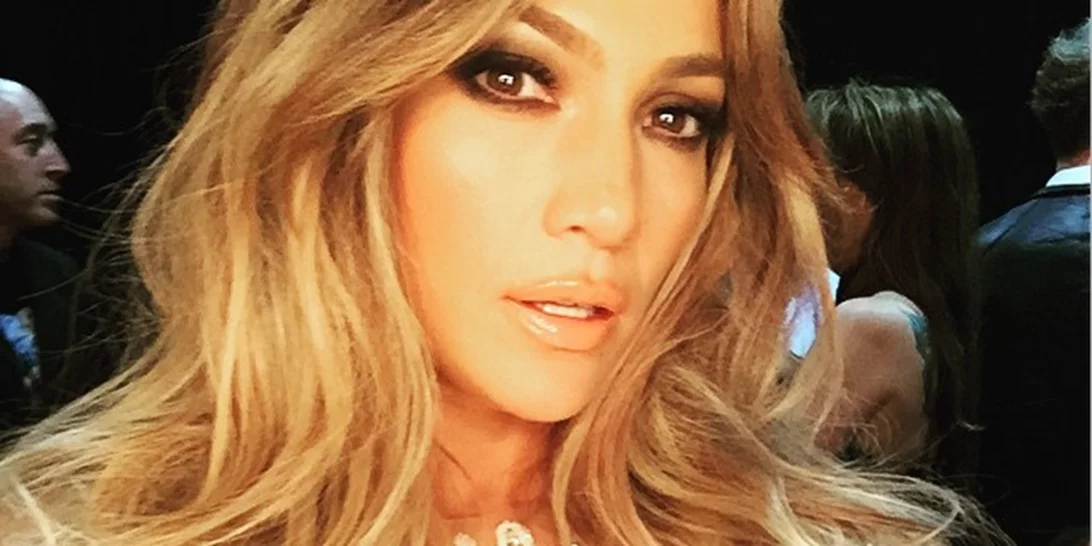 Τι κραγιόν θα φορούσε η JLo αν πήγαινε σε ρεβεγιόν Χριστουγέννων