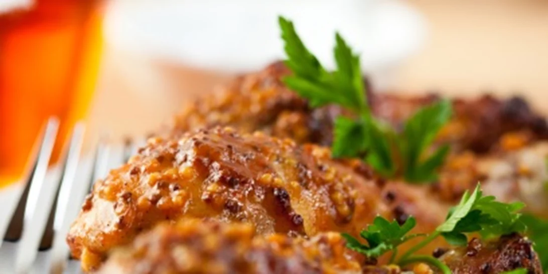 Κοτόπουλο με μουστάρδα και μπύρα για ένα γρήγορο υγιεινό γεύμα