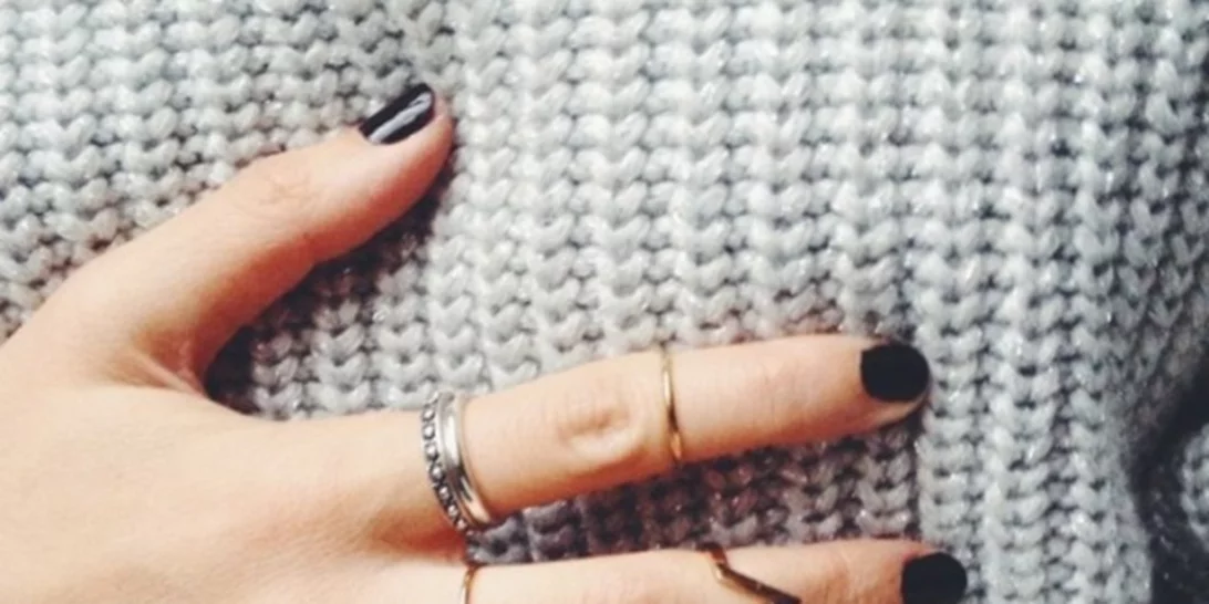 Η τάση του Instagram που συνδυάζει τα νύχια με τα cozy πουλόβερ σου
