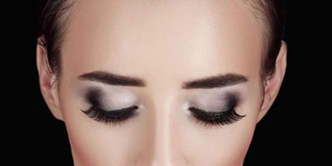 Πυκνές και μακριές βλεφαρίδες με μια κίνηση