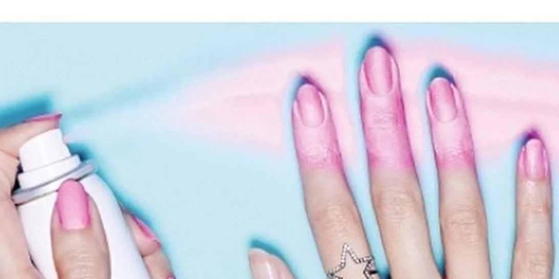 Ξέχνα όσα ξέρεις: Το νέο βερνίκι είναι σε spray και τόσο εύκολο στην εφαρμογή!