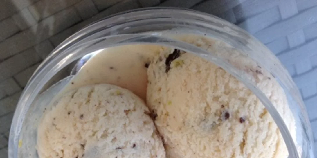 Συνταγή για παγωτό βανίλια - σοκολάτα με 4 υλικά και χωρίς παγωτομηχανή