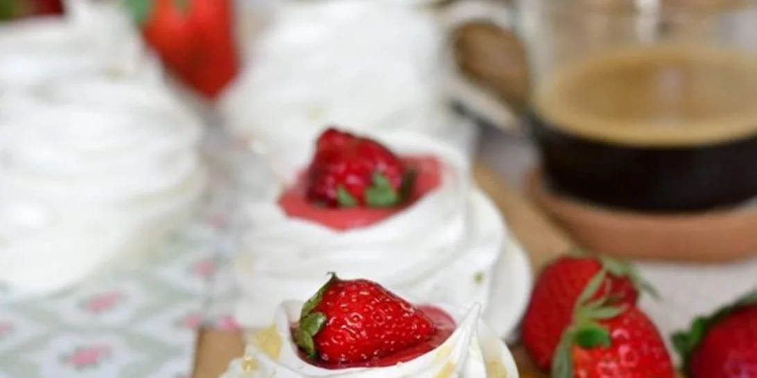 Πώς θα φτιάξεις skinny Pavlova ή φωλιές μαρέγκας με φράουλες μόνο με 150 θερμίδες