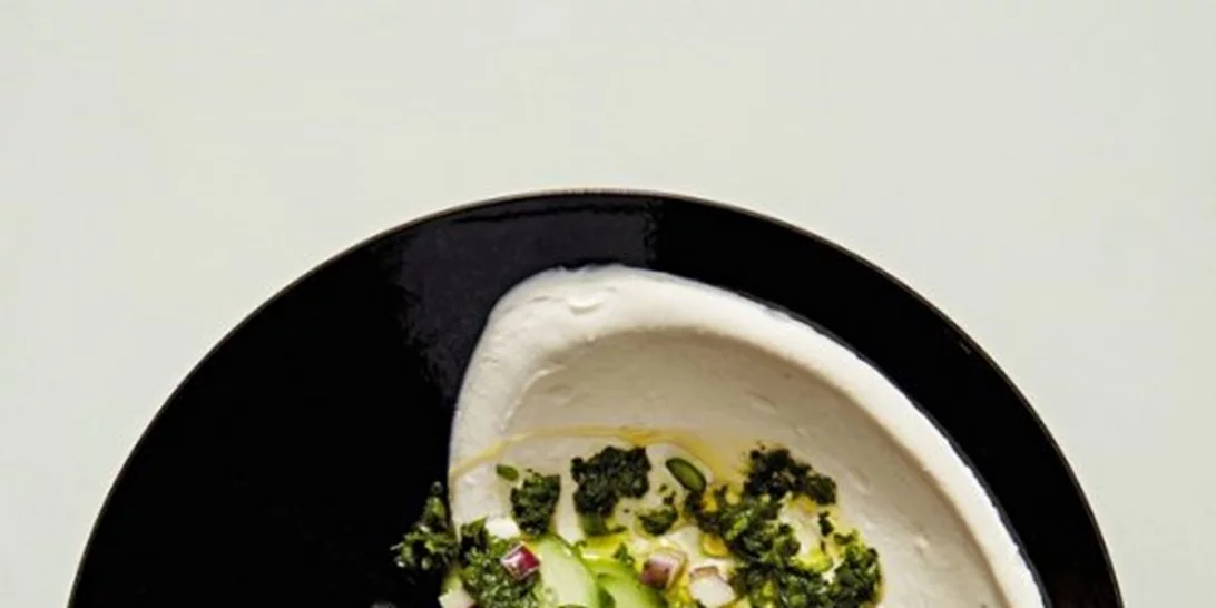 Ντιπ γιαουρτιού με χυμό από τουρσί και πικάντικη σάλτσα από πράσινα μυρωδικά