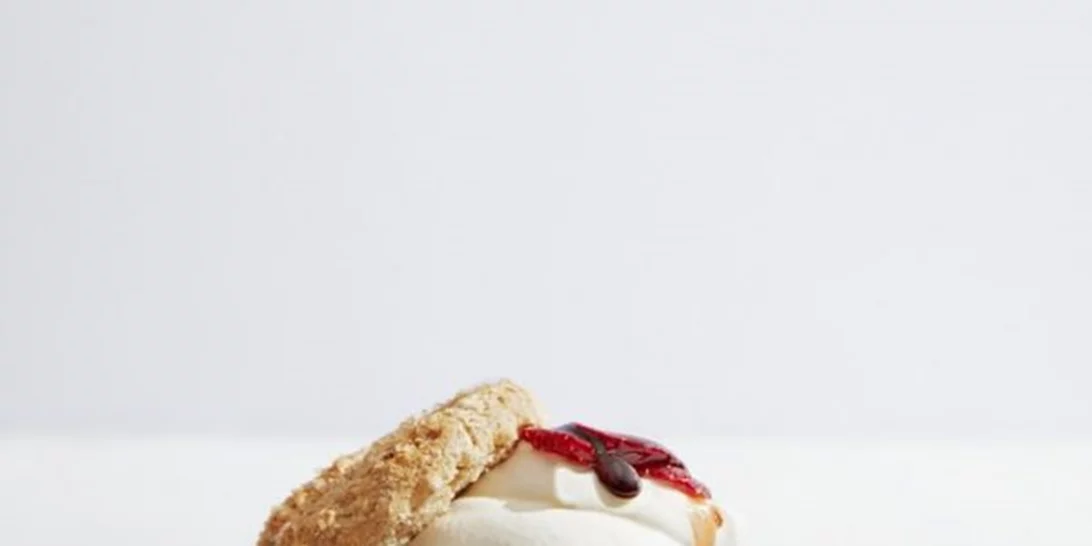 Μπισκοτοκέικ από αλεύρι ντίνκελ με φρούτα και σαντιγί: Να πώς θα φτιάξεις υγιεινά shortcakes για γλυκές λιγούρες