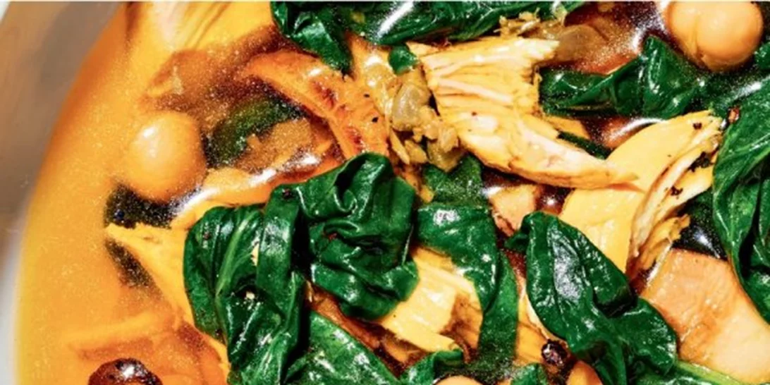 Κοτόσουπα με κρόκο Κοζάνης, σπανάκι και ρεβίθια (ίσως η πιο νόστιμη συνταγή για κοτόσουπα που έχεις δοκιμάσει!)