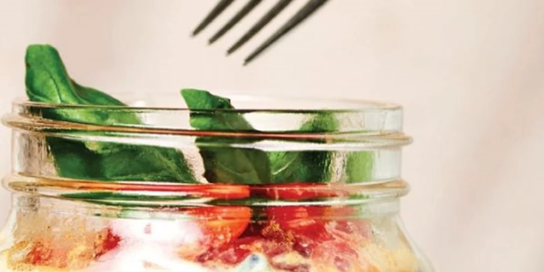 Ομελέτα με φέτα, ντομάτες και ελιές: Το τέλειο πρωινό φτιάχνεται σε βάζο!