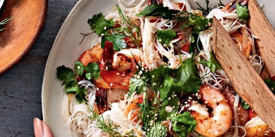 Noodles με γαρίδες, ταχίνι και σαλάτα με εσπεριδοειδή και μυρωδικά