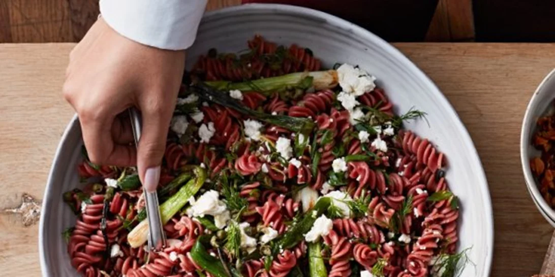 Βίδες από παντζάρια με φρέσκο κρεμμυδάκι, κάππαρη και φέτα