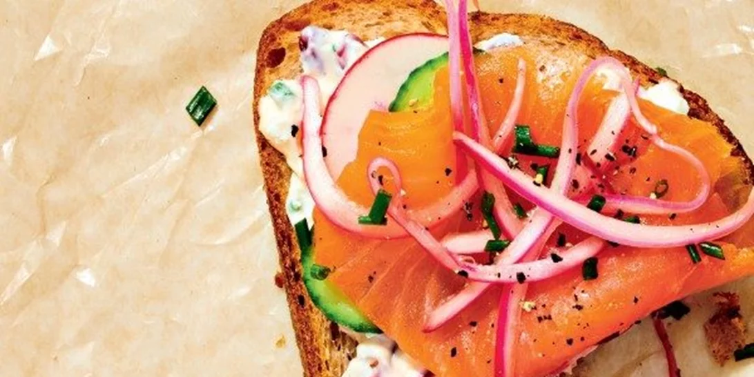 Τι να φάω στη δουλειά; Εύκολο σάντουιτς με σολομό έτοιμο σε λίγα λεπτά