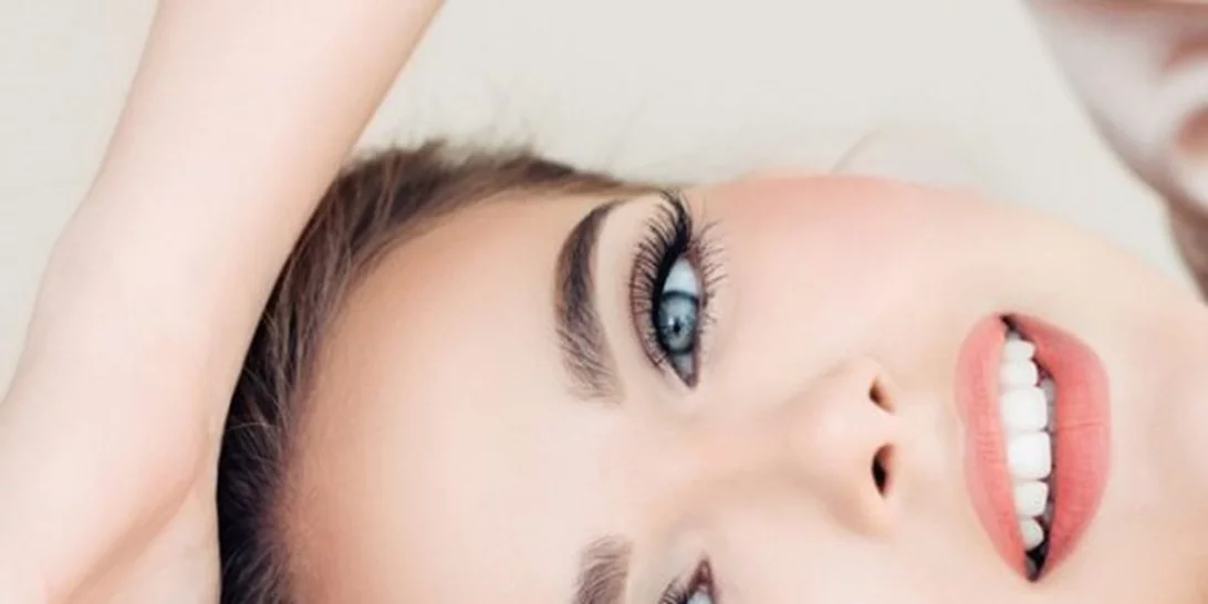 8 μυστικά μακιγιάζ που χρειάζονται μόνο μία μπατονέτα