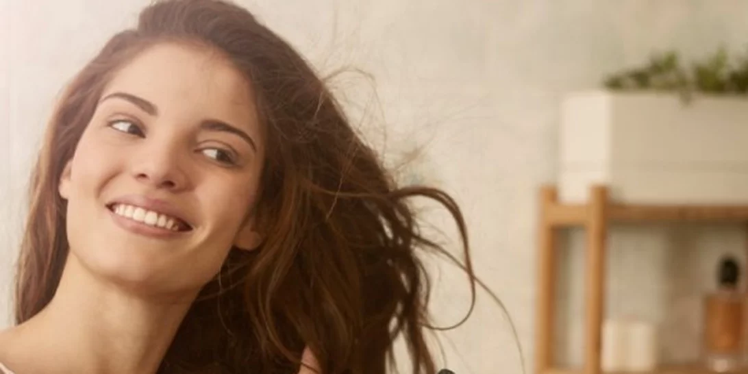 Αυτά είναι τα λάθη που κάνεις με το πιστολάκι στο στέγνωμα μαλλιών και στο χτένισμα