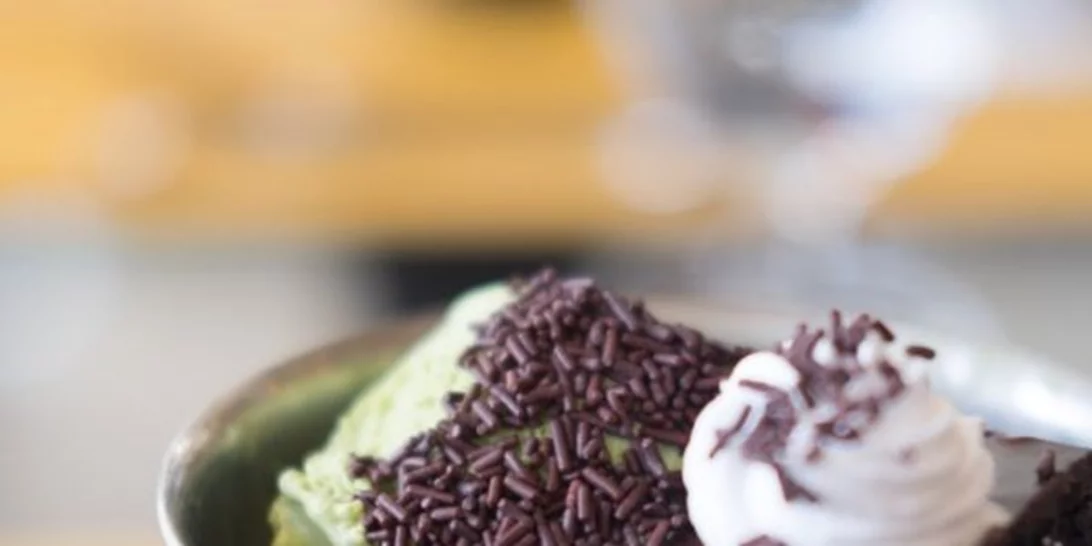 Brownies με τσάι matcha, χουρμάδες και χαρούπι: Τέλεια και ελαφριά συνταγή για το αγαπημένο γλυκό