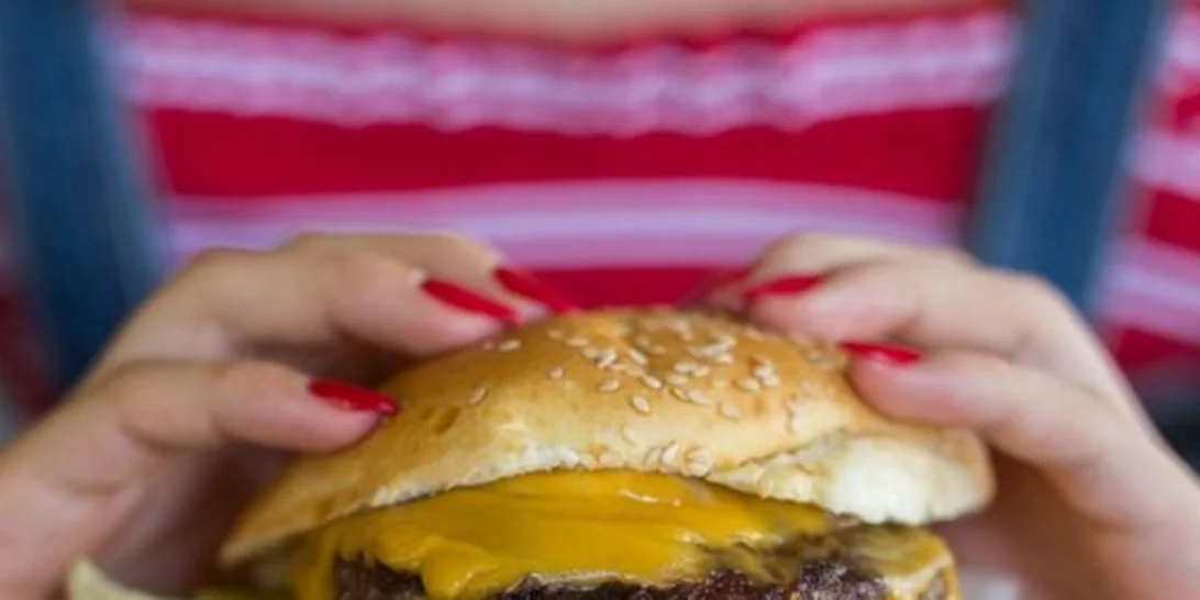 6 λόγοι που δεν πρέπει να λιμοκτονείς όταν το παρακάνεις με κάποιο γεύμα