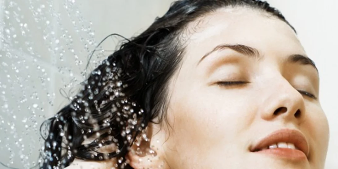 Bάζεις conditioner στις ρίζες των μαλλιών; (Τελικά, πρέπει ή όχι;)