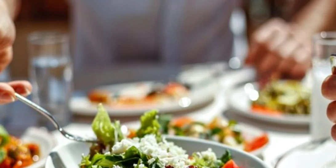 8 τρόποι για να τρως ελαφριά αλλά και νόστιμα το μεσημέρι