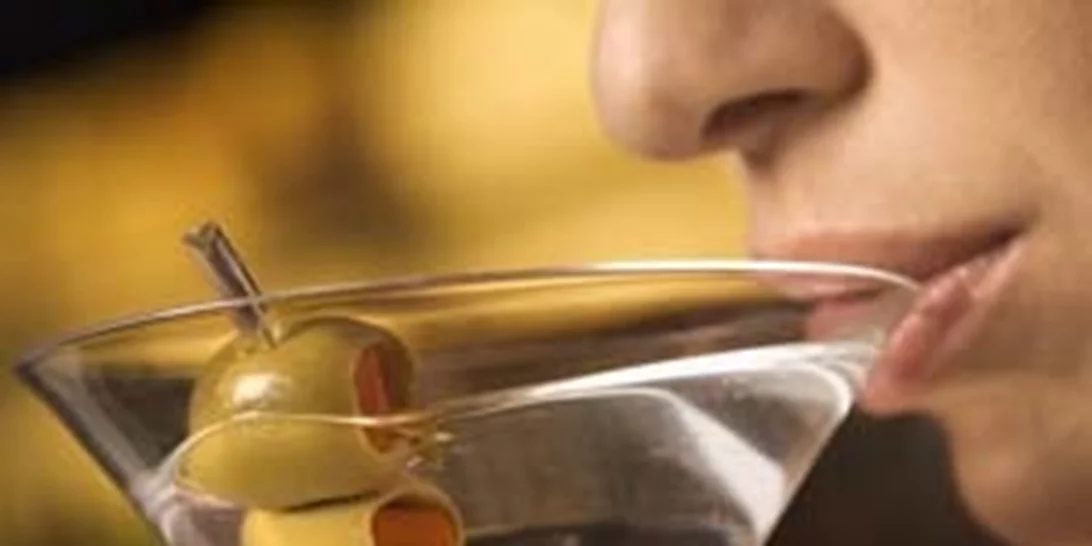 Έξοδος για ποτό; 7 συμβουλές που πρέπει να διαβάσεις πριν πιεις αλκοόλ