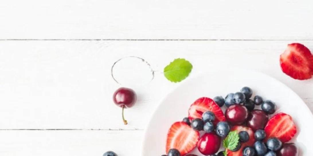 Πόσα φρούτα μπορώ να τρώω; Ολόκληρα, σε smoothie ή χυμό;