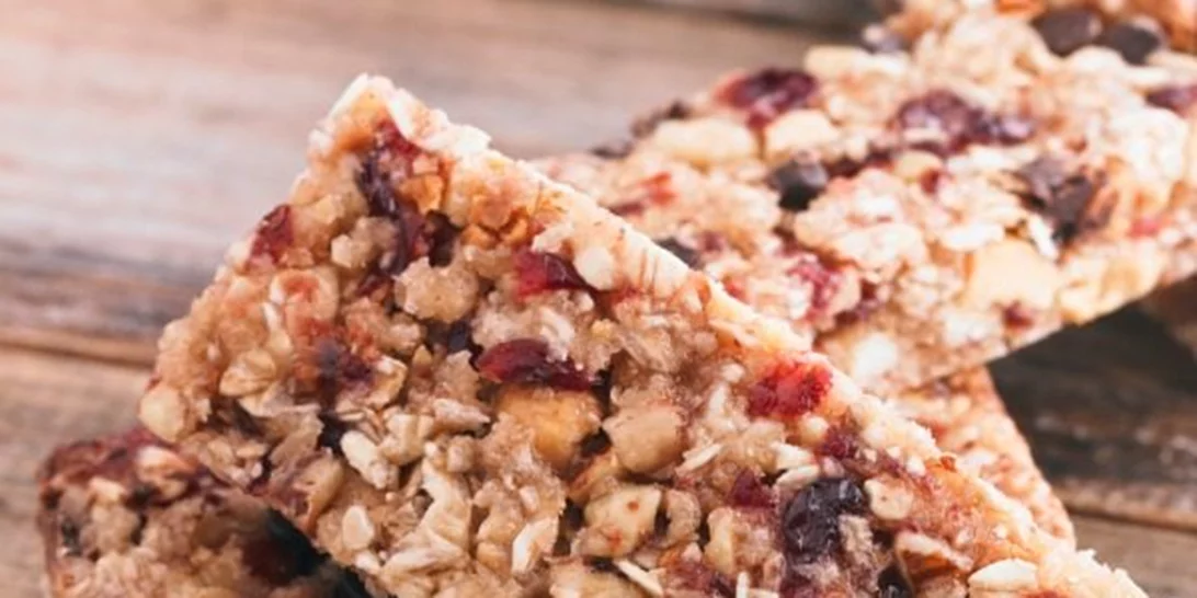 Μπάρες δημητριακών με βρώμη, κανέλα και αποξηραμένα φρούτα