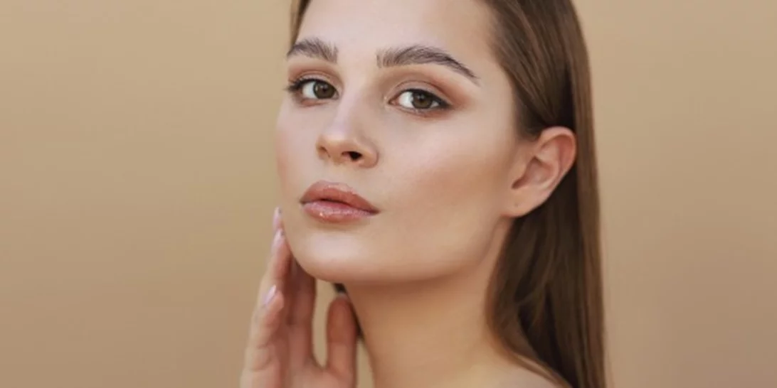 Η απλή καθημερινή συνήθεια που λίγες γυναίκες γνωρίζουν ότι προκαλεί ρυτίδες