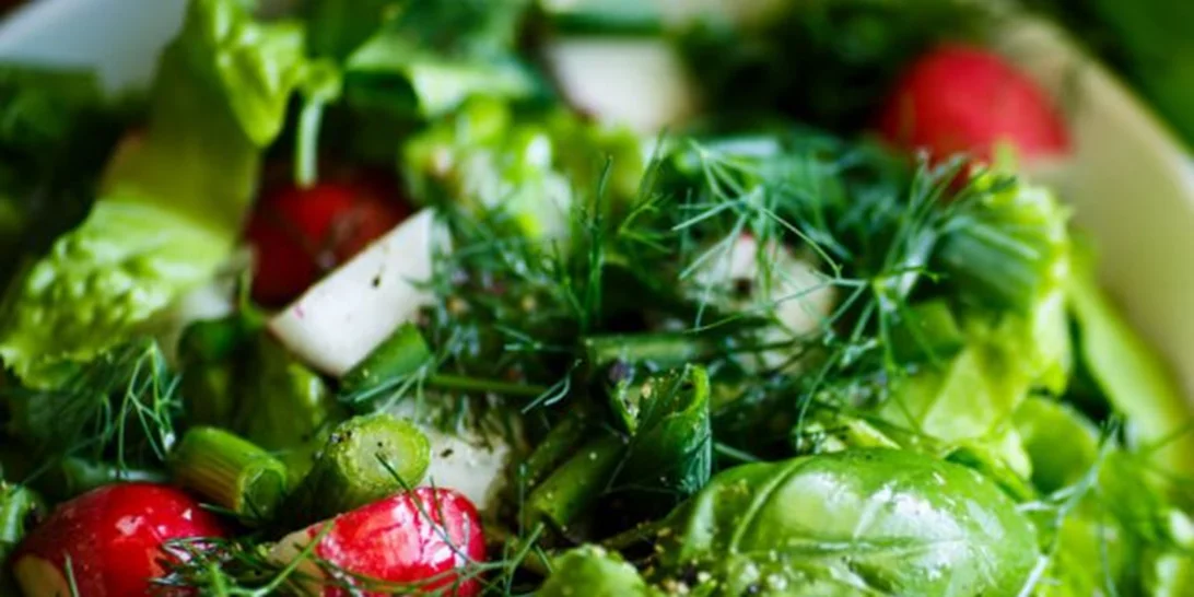 Πώς να φτιάξεις μια νόστιμη και υγιεινή σαλάτα; Τα 6 βασικά βήματα της διατροφολόγου