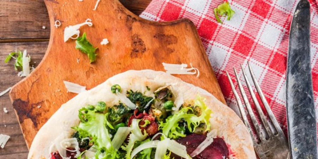 Χορτοφαγική vegan πίτσα με τυρί από κάσιους, σάλτσα pesto και λαχανικά