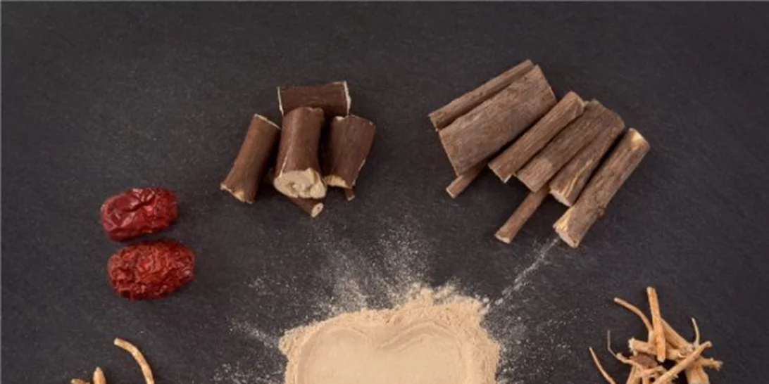 Τι είναι τα προσαρμογόνα βότανα και μπορούν να ανακουφίσουν το άγχος σου;