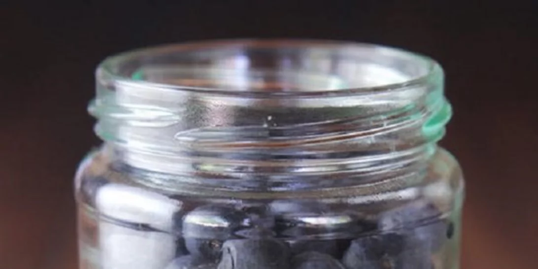 Βρώμη ή overnight oats που θυμίζει γλυκιά πίτα με μύρτιλλα