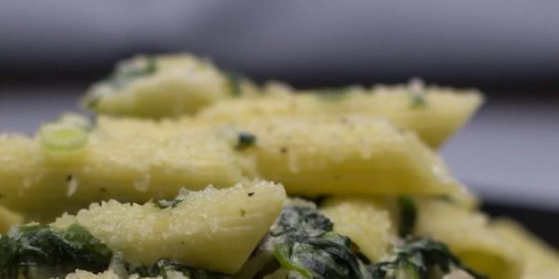 Πένες με σπανάκι στο φούρνο: Νόστιμη μακαρονάδα με 340 θερμίδες μόνο!