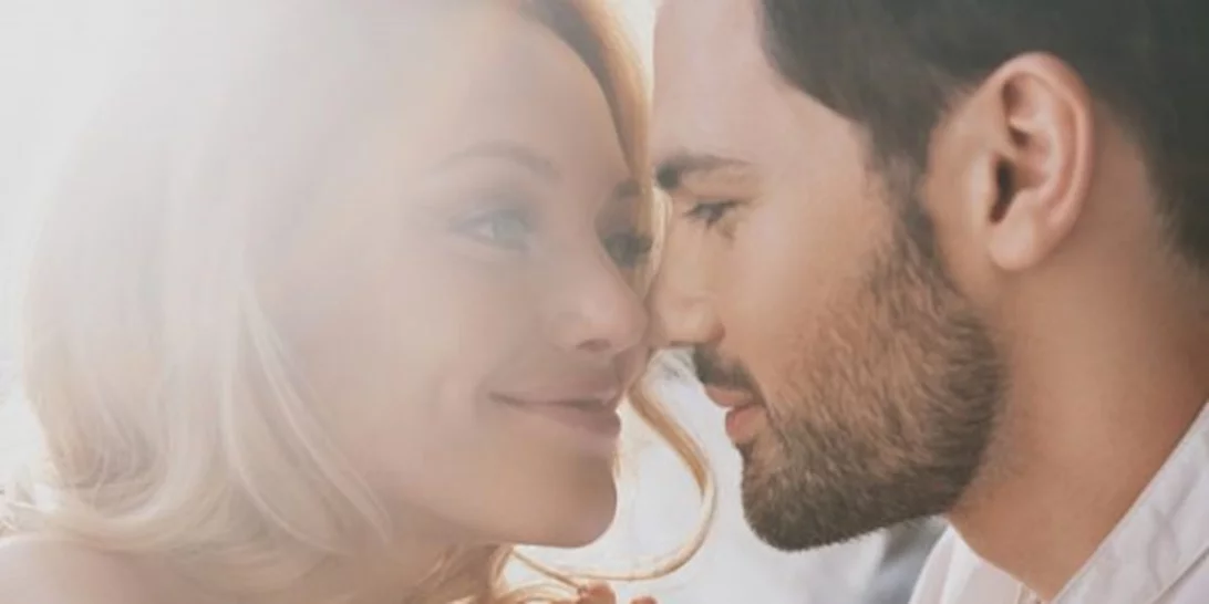 Σχέση με μικρότερο άντρα: 6 λόγοι που οι γυναίκες το επιλέγουν