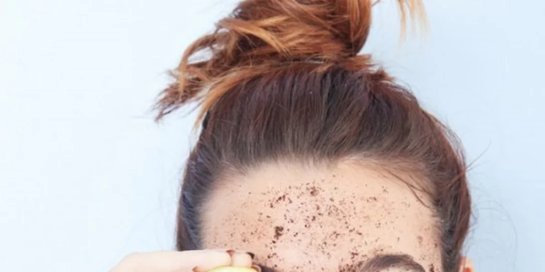 Λεμόνι με ζάχαρη για απολέπιση κι άλλα 4 γνωστά beauty tricks που ΔΕΝ πρέπει να δοκιμάσεις ποτέ!