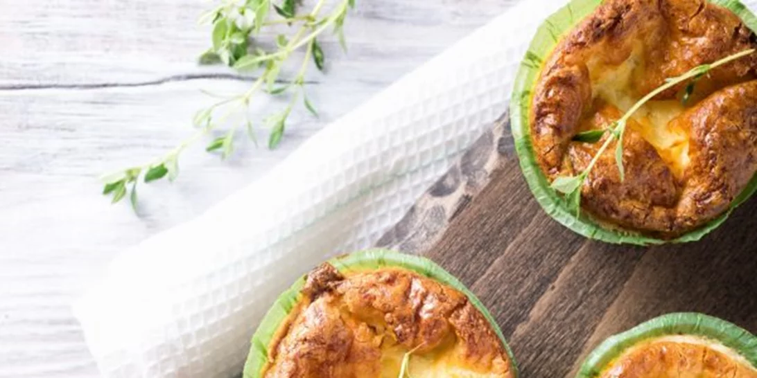 Συνταγή για αλμυρά μάφινς με κρεμμύδι και κάρυ