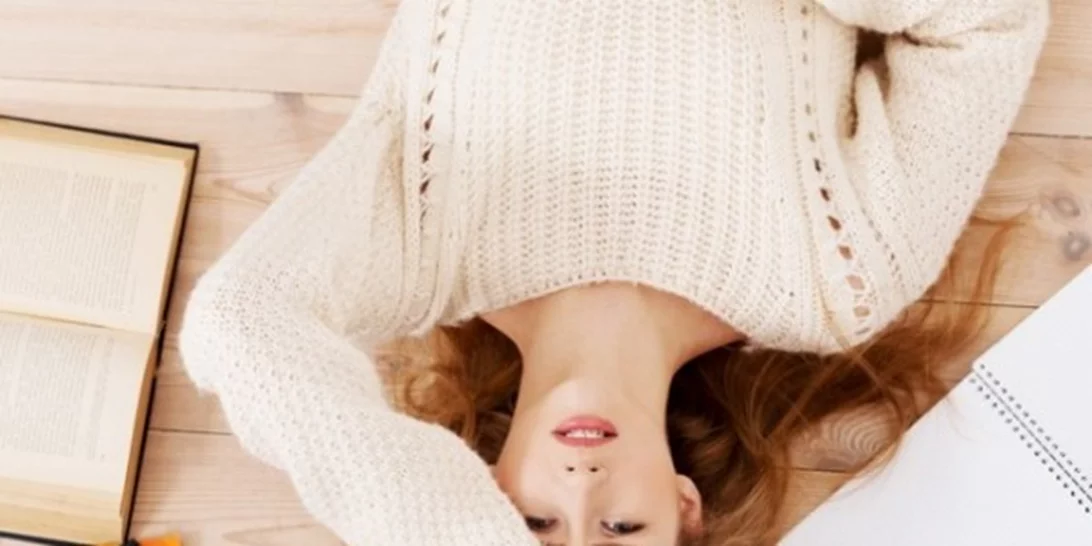 Πώς το άγχος σε κάνει να πονάς ή να αποκτάς ακμή (και πώς να αντιμετωπίσεις κάθε σύμπτωμα);