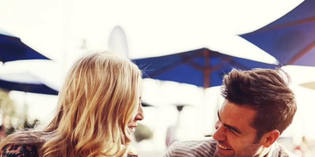 Ραντεβού στα τυφλά: Ο απόλυτος οδηγός επιβίωσης από τους Έλληνες experts των σχέσεων