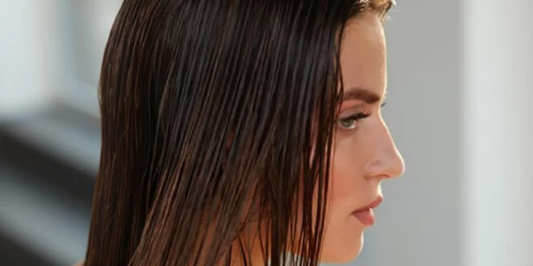 Θα κρυώσω ή θα καταστραφεί η τρίχα αν κοιμάμαι με βρεγμένα μαλλιά;