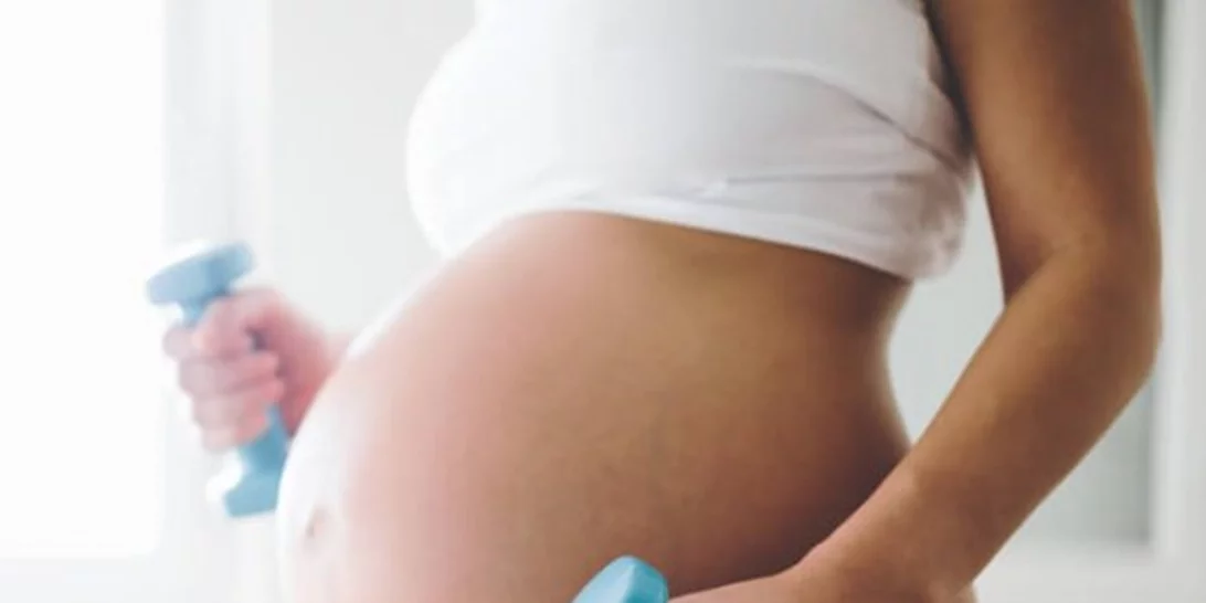 Εγκυμοσύνη και άσκηση: Πώς θα παραμείνεις σε φόρμα; Να πας γυμναστήριο ή να επιλέξεις κάτι άλλο;