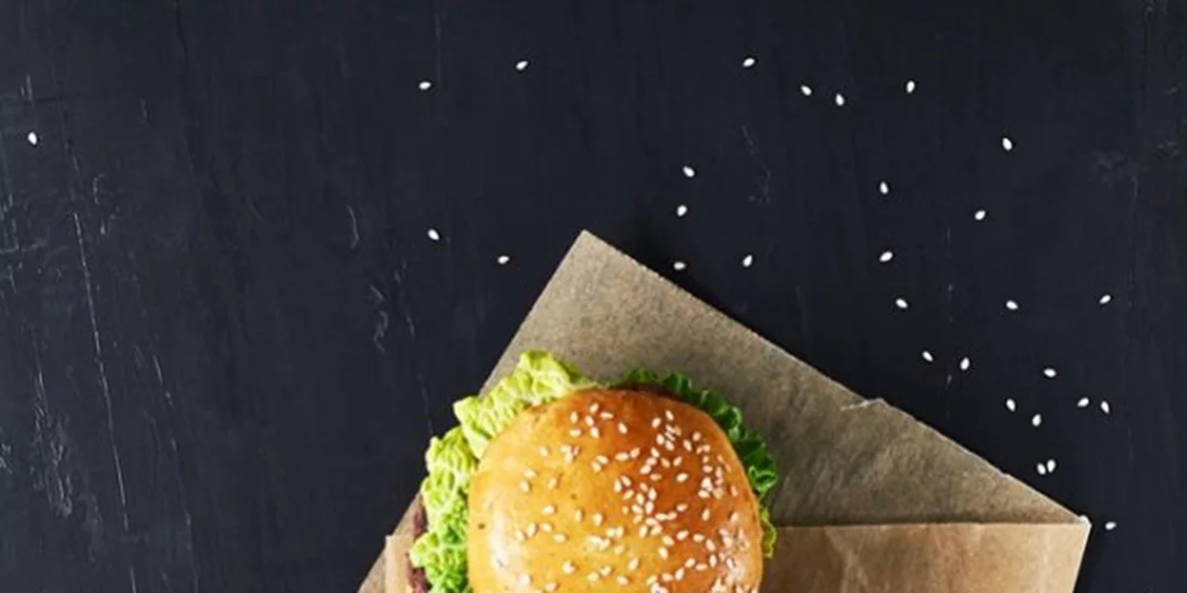 Μπορείς να τρως ανθυγιεινές τροφές ενώ προσέχεις τη διατροφή σου; Η διαιτολόγος λέει «φυσικά, ΝΑΙ!»