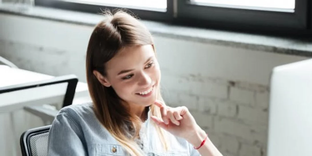 Μάθε τι κάνει κάθε επιτυχημένη γυναίκα την πρώτη ώρα στη δουλειά