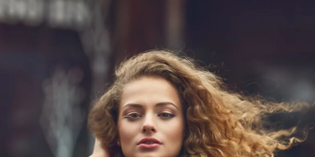 Έχεις μπούκλες; ΠΡΕΠΕΙ να φτιάξεις αυτή τη μάσκα μαλλιών