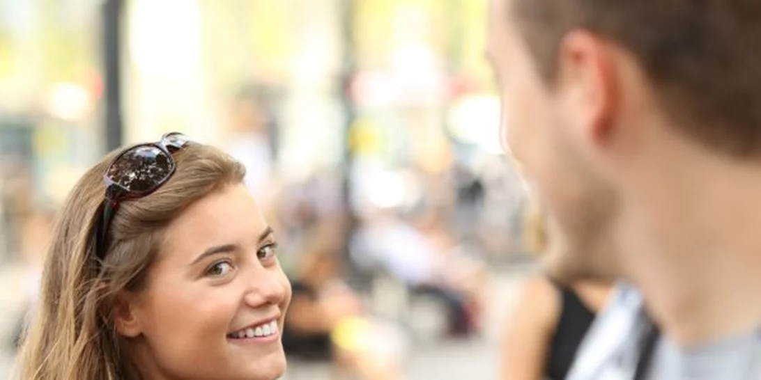 Υπάρχει έρωτας με την πρώτη ματιά; Ποιοι είναι οι μύθοι και ποιες οι αλήθειες;