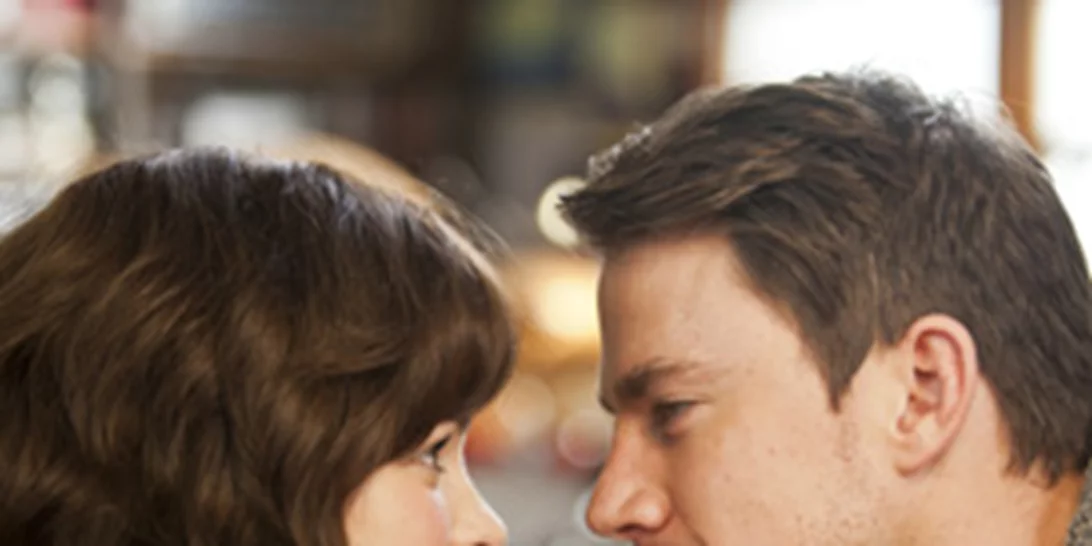 Γιατί φιλιόμαστε κάτω από το γκι; Να γιατί πρέπει να το κάνεις!